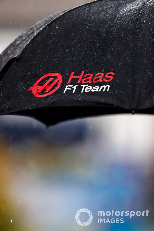 Un paraguas de Haas