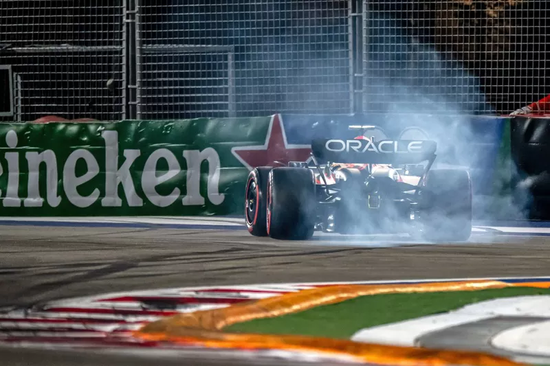 Sergio Perez, Red Bull Racing RB19, va in testacoda durante le qualifiche