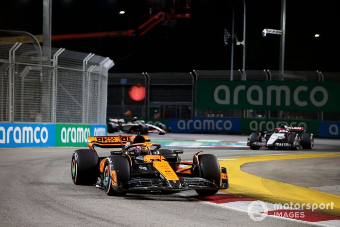 Oscar Piastri, McLaren MCL60, Liam Lawson, AlphaTauri AT04