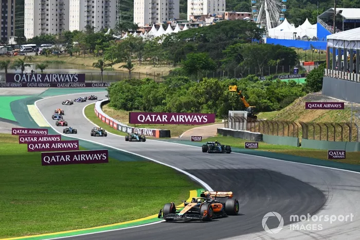 Lando Norris, McLaren MCL60, Lewis Hamilton, Mercedes F1 W14, Fernando Alonso, Aston Martin AMR23