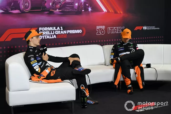 Oscar Piastri, McLaren MCL38, 2ª posición, Lando Norris, McLaren F1 Team, 3ª posición, en la rueda de prensa