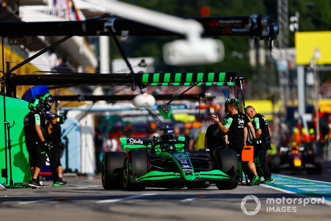 Valtteri Bottas, Stake F1 Team Kick Sauber C44, en boxes