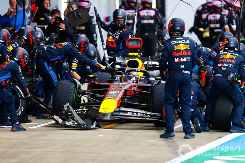 Sergio Perez, Red Bull Racing RB20, fait un arrêt aux stands