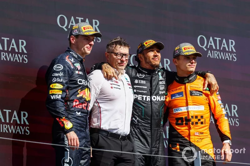 Max Verstappen, Red Bull Racing, 2e position, Peter Bonnington, Senior Race Engineer, Mercedes-AMG F1 Team, Lewis Hamilton, Mercedes-AMG F1 Team, 1re position, Lando Norris, McLaren F1 Team, 3e position, sur le podium.