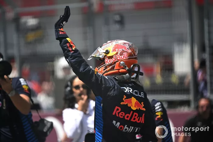 Max Verstappen, Red Bull Racing, 1ª posición, saluda desde el Parc Ferme tras el Sprint