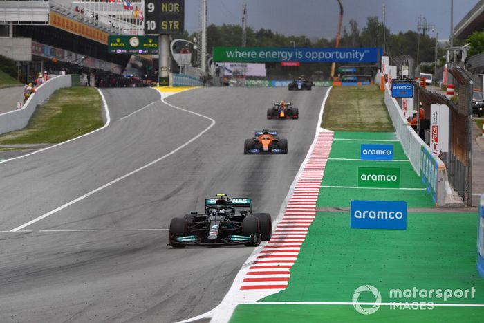 Valtteri Bottas, Mercedes W12, Daniel Ricciardo, McLaren MCL35M, Sergio Pérez, Red Bull Racing RB16B