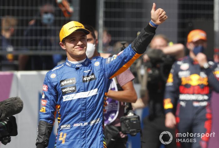 Segundo puesto Lando Norris, McLaren, celebra en Parc Ferme