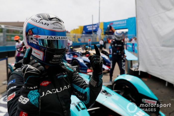 Ganador Sam Bird, Jaguar Racing, celebrates en Parc Ferme
