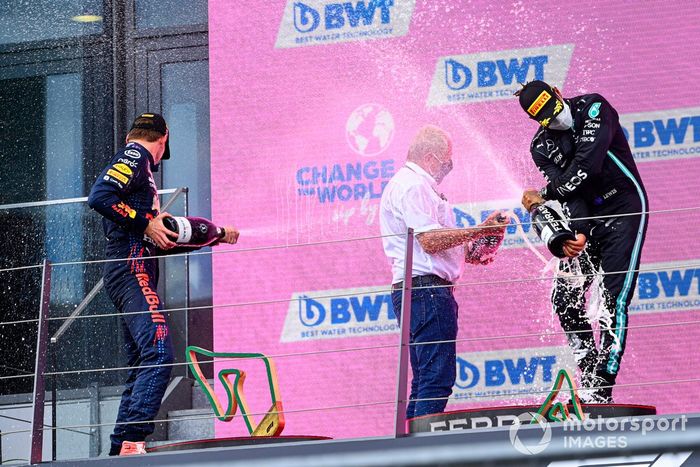 Podio: Helmut Marko, Consultor de Red Bull Racing, ganador de la carrera Max Verstappen, segundo lugar Lewis Hamilton, Mercedes