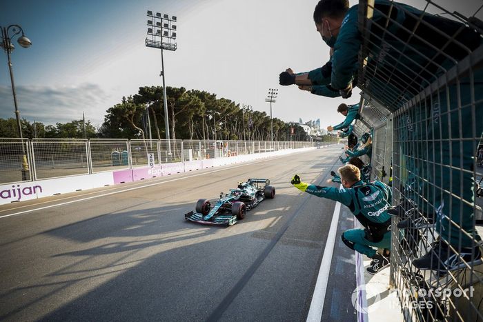 Sebastian Vettel, Aston Martin AMR21, 2ª posición, cruza la línea de meta entre los vítores de su equipo