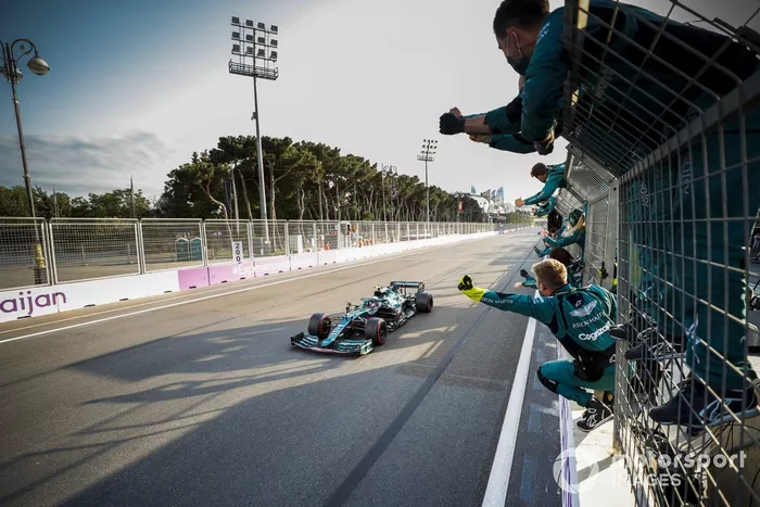 Sebastian Vettel, Aston Martin AMR21, 2ª posición, cruza la línea de meta entre los vítores de su equipo