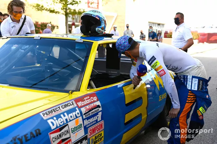 Daniel Ricciardo, McLaren, en el coche de Dale Earnhardt Wrangler Chevrolet Monte Carlo NASCAR de 1984
