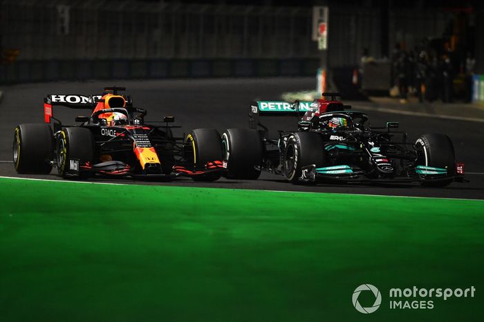 Max Verstappen, Red Bull Racing RB16B, lucha con Lewis Hamilton, Mercedes W12