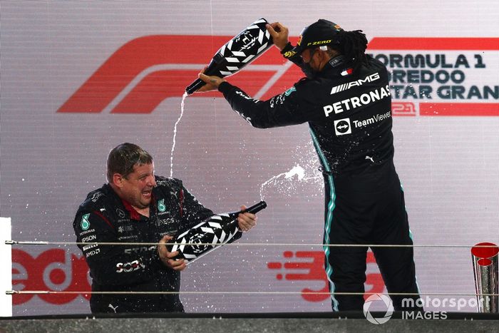 Lewis Hamilton, Mercedes, ganador del GP de Qatar, lo celebra con el delegado de Mercedes