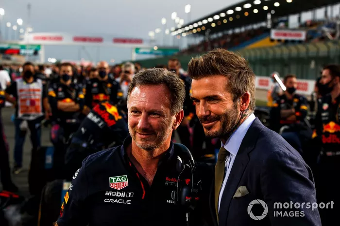Christian Horner, director del equipo Red Bull Racing, en la parrilla con David Beckham