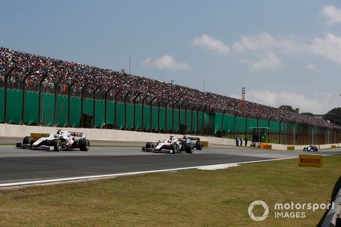 Mick Schumacher, Haas VF-21, Nikita Mazepin, Haas VF-21, y George Russell, Williams FW43B