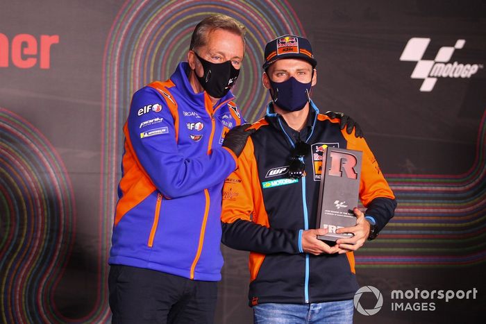 Brad Binder, Red Bull KTM Factory Racing, Rookie del año 2020, con Herve Poncharal