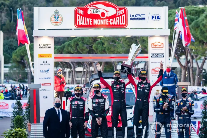 Podio: Ganadores Sébastien Ogier, Julien Ingrassia, Toyota Gazoo Racing WRT Toyota Yaris WRC, segundo lugar Elfyn Evans, Scott Martin, Toyota Gazoo Racing WRT Toyota Yaris WRC, tercer lugar Thierry Neuville, Martijn Wydaeghe, Hyundai Motorsport Hyundai i20 Coupe WRC y Príncipe Alberto de Mónaco