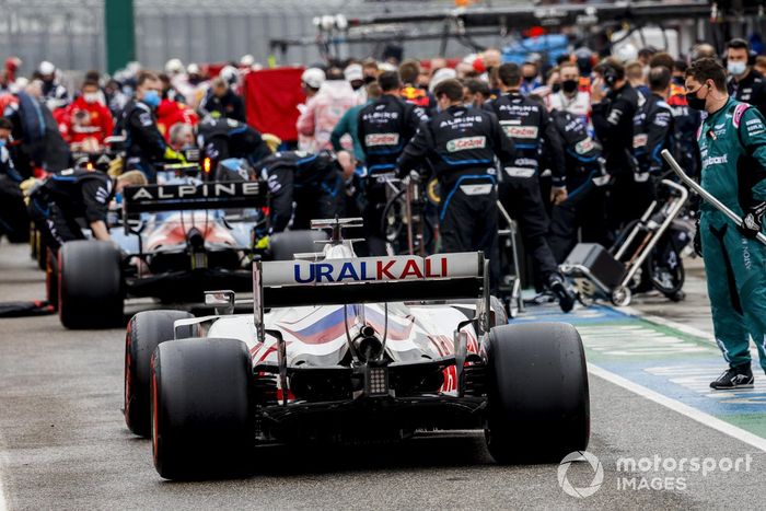 Nikita Mazepin, Haas VF-21, en pit lane
