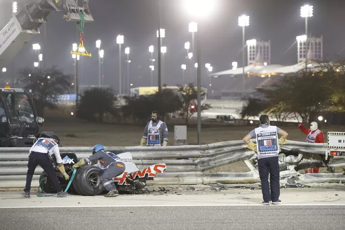 Los restos del monoplaza de Romain Grosjean, Haas VF-20, después de su enorme accidente