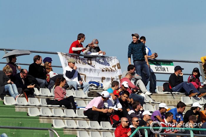 Fans de Fernando Alonso en su primer test con Ferrari en Valencia