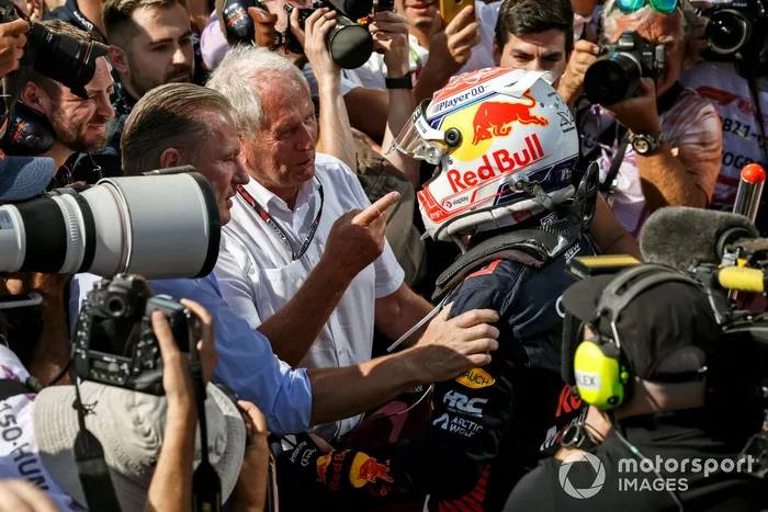 Max Verstappen, Red Bull Racing, 1ª posición, con Jos Verstappen y Helmut Marko, Consultor, Red Bull Racing, en Parc Ferme