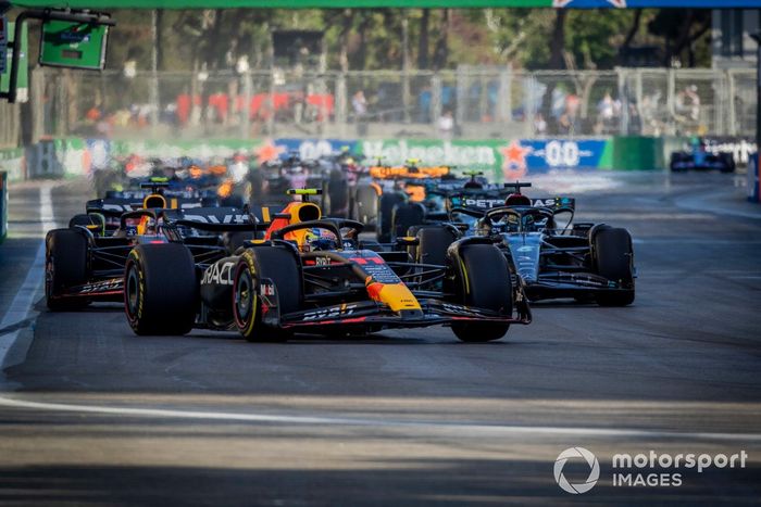 Sergio Pérez, Red Bull Racing RB19, George Russell, Mercedes F1 W14, Max Verstappen, Red Bull Racing RB19, el resto del campo durante la carrera Sprint.