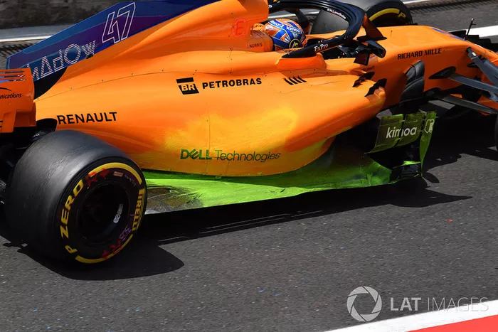 Lando Norris, McLaren MCL33, con parafina en los pontones y el fondo plano