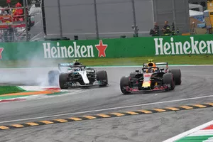 Valtteri Bottas, Mercedes AMG F1 W09 et Max Verstappen, Red Bull Racing RB14 en bataille