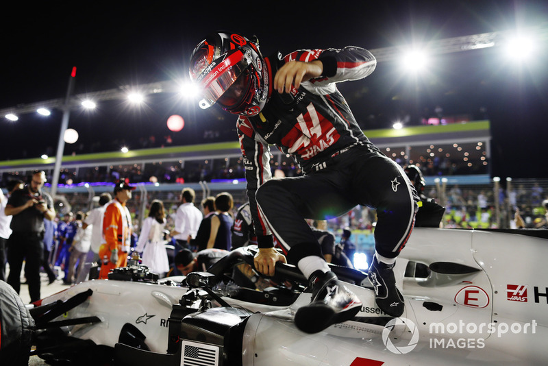 Kevin Magnussen, Haas F1 Team, sort de sa voiture sur la grille
