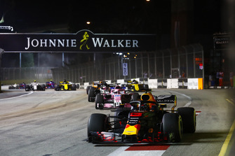 Даніель Ріккардо, Red Bull Racing RB14, попереду Серхіо Переса, Racing Point Force India VJM11, Ромена Грожана, Haas F1 Team VF-18, Фернандо Алонсо, McLaren MCL33