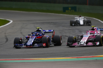 Pierre Gasly, Toro Rosso STR13, devant Esteban Ocon, Racing Point Force India VJM11, et Marcus Ericsson, Sauber C37