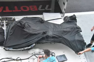 Il telaio della Mercedes W09 sotto un telo