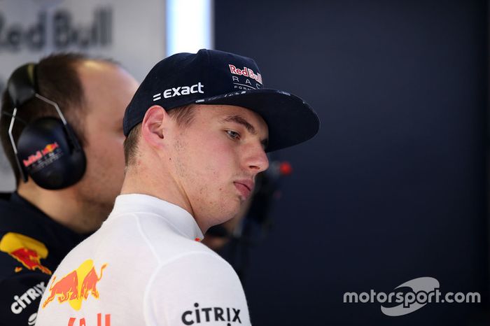 Mesmo com problemas, Max Verstappen esteve à frente de Ricciardo.