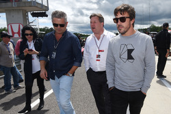 Gil de Ferran, Zak Brown, McLaren CEO, Fernando Alonso on the grid