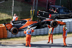 La voiture de Fernando Alonso, McLaren MCL32 est ramenée aux stands
