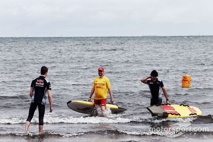 Daniil Kvyat, Scuderia Toro Rosso y Carlos Sainz Jr., Scuderia Toro Rosso en la playa St Kilda con el Club de salvamento de St Kilda