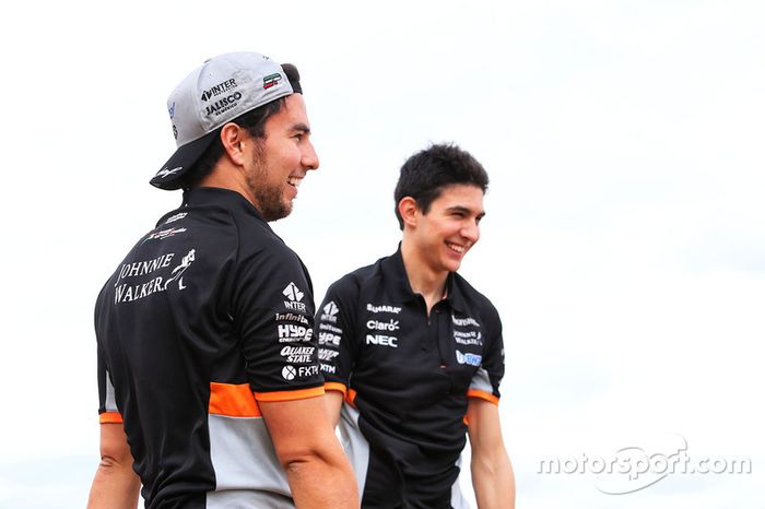 Sergio Pérez, Sahara Force India F1 y Esteban Ocon, Sahara Force India F1 Team juegan al voleibol en la playa de Brighton