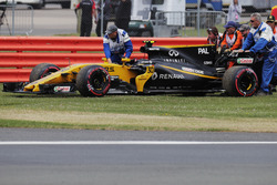 I Marshals rimuovono la monoposto del ritirato Jolyon Palmer Renault Sport F1 Team RS17