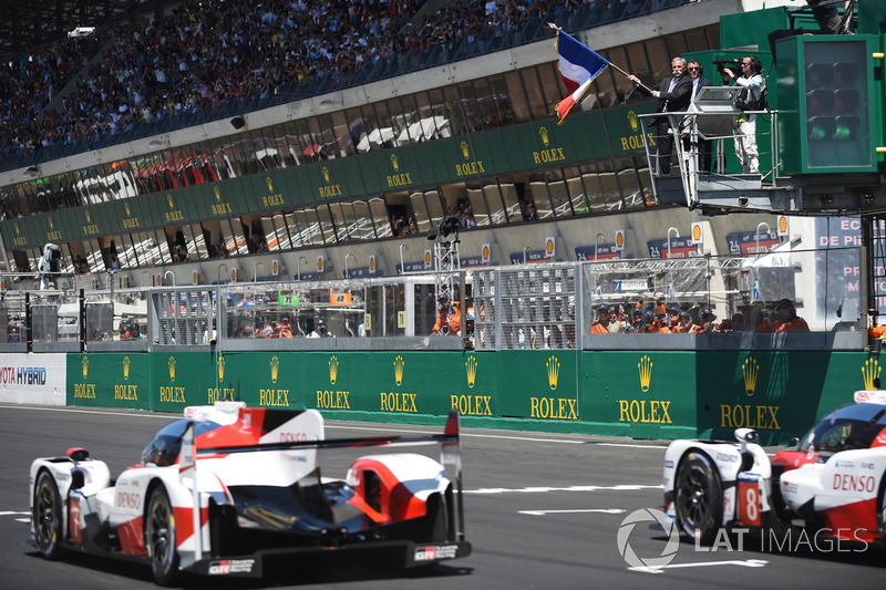 Chase Carey, FOM CEO waves the French flag to give the start of the race