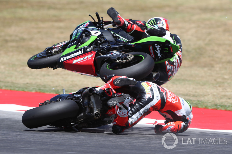 4. Chaz Davies, Ducati Team, Jonathan Rea, Kawasaki Racing, crash