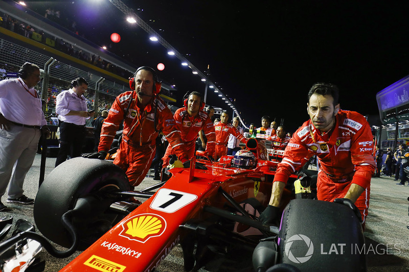  Kimi Raikkonen, Ferrari SF70H, gets into position