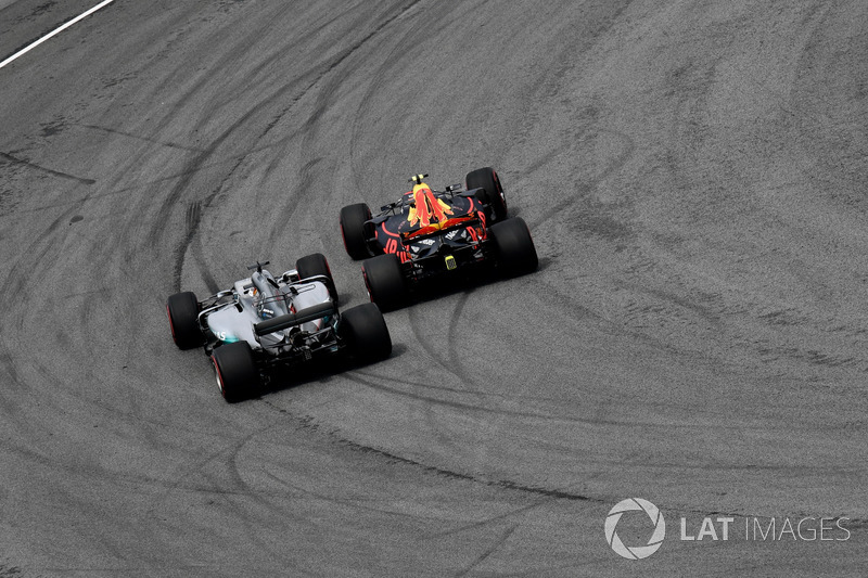 Max Verstappen, Red Bull Racing RB13 ve Lewis Hamilton, Mercedes-Benz F1 W08