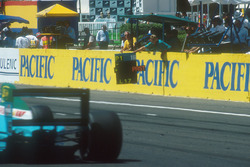 Ivan Capelli, Leyton House CG901 Judd passeert zijn pitbord dat hem meedeelt dat hij aan de leiding