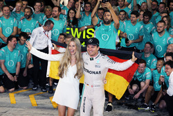 Нико Росберг, Mercedes AMG F1, с женой Вивьен Росберг и командой