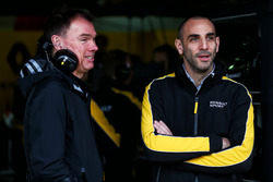 (Зліва направо): Алан Пермейн, операційний директор на трасі Renault Sport F1 Team RS17 та Сіріль А