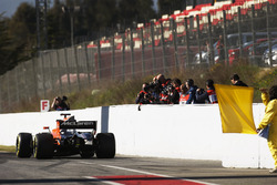 Les photographes prennent des photos de la McLaren MCL32 de Stoffel Vandoorne à la sortie des stands
