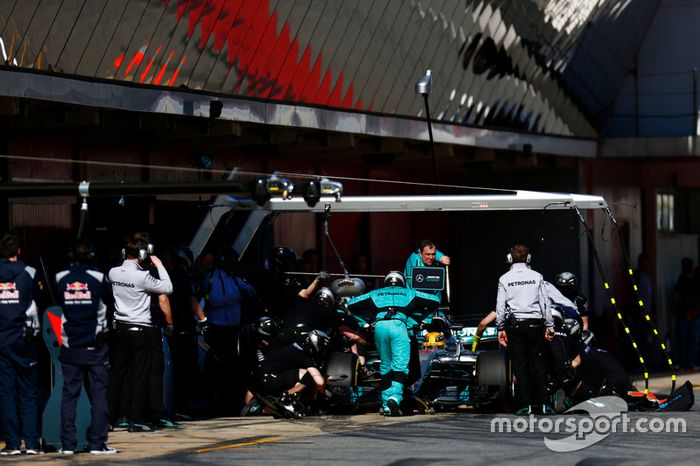 Poderes de Lewis Hamilton, Mercedes F1 W08, lejos de una parada en boxes