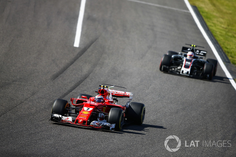 Kimi Raikkonen, Ferrari SF70H, Kevin Magnussen, Haas F1 Team VF-17