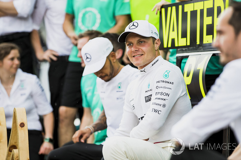 Ganador, Valtteri Bottas, Mercedes AMG F1, celebra con Lewis Hamilton, Mercedes AMG F1, the Mercedes team